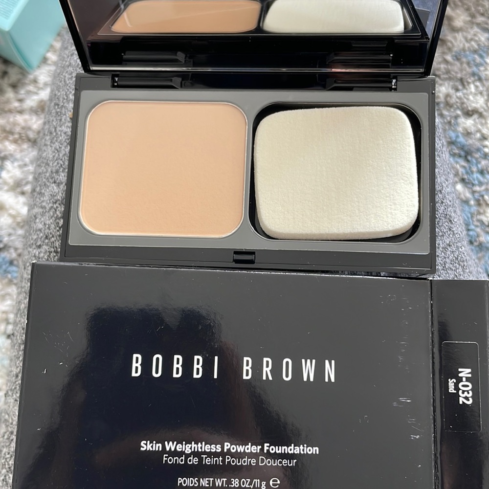 Bobbi Brown Skin Weightless Powder Foundation in Sand - Picture 1 of 1